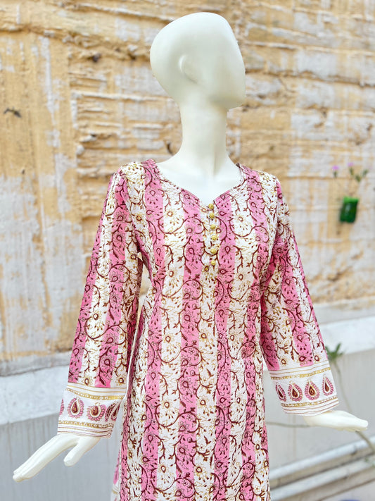 A stunning daisy flower print in gold and maroon block. The pink stripes add a touch of femininity.