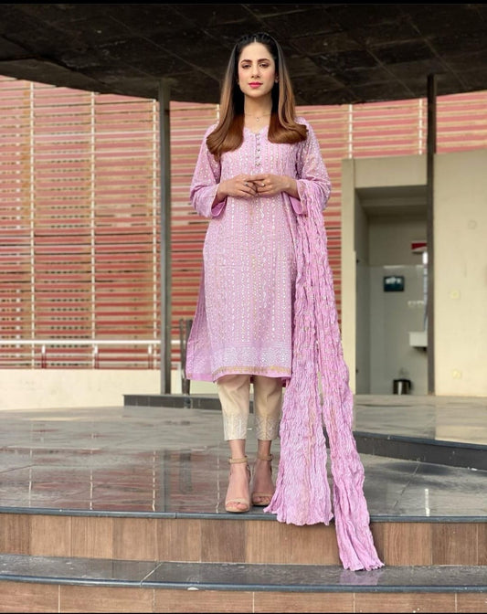 Amna Akram in Embelle gold silver block print shirt & dupatta set in Matrix Design Fusia Pink. Own the room with this stunning outfit.