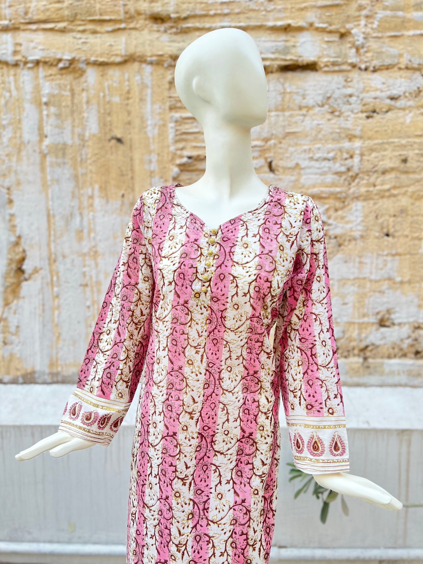 A stunning daisy flower print in gold and maroon block. The pink stripes add a touch of femininity.