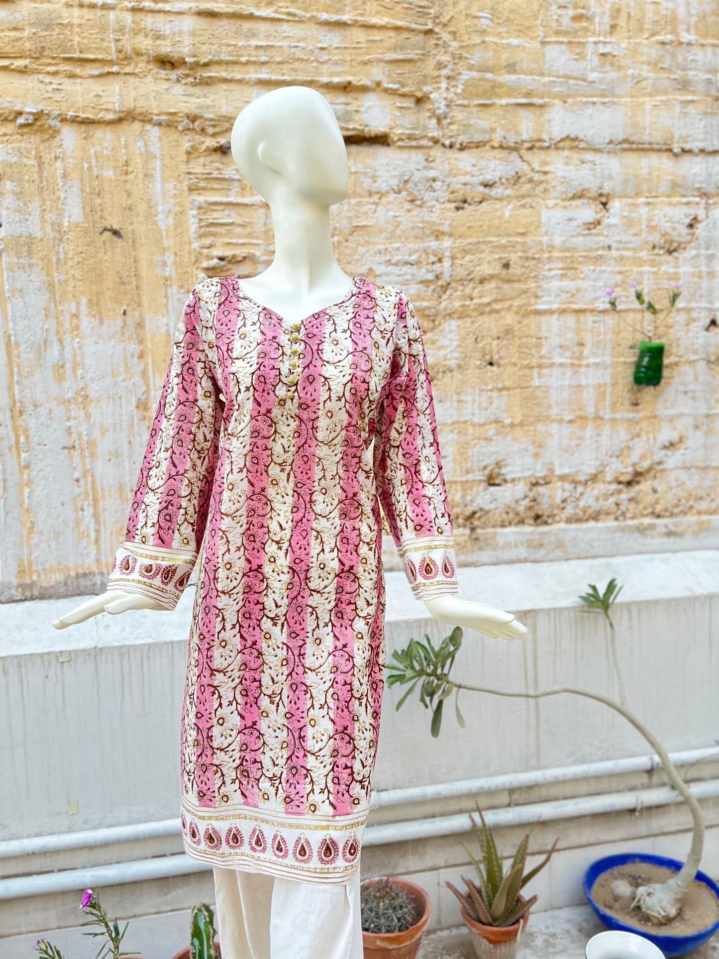 A stunning daisy flower print in gold and maroon block. The pink stripes add a touch of femininity.